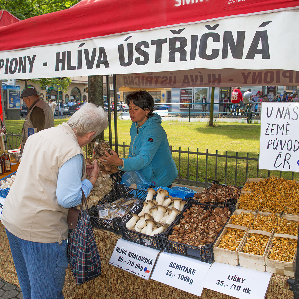 Farmářské trhy Karlovy Vary- říjen 2019 -	před Městskou tržnicí v Karlových Varech	
