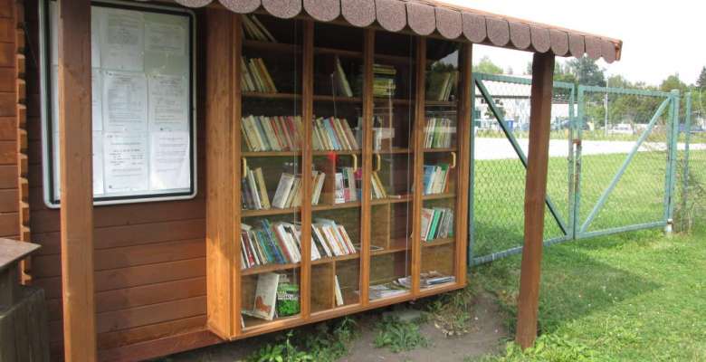 pouliční knihovna na Rolavě