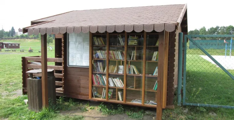 pouliční knihovna na Rolavě