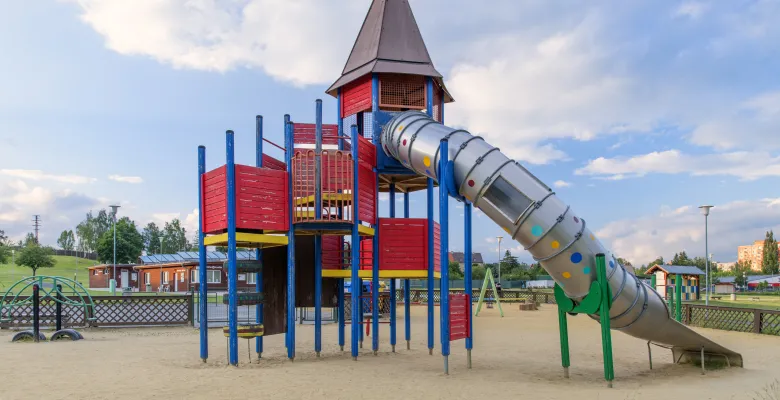 Věž se skluzavkou je v plném provozu. Děti hurá :)