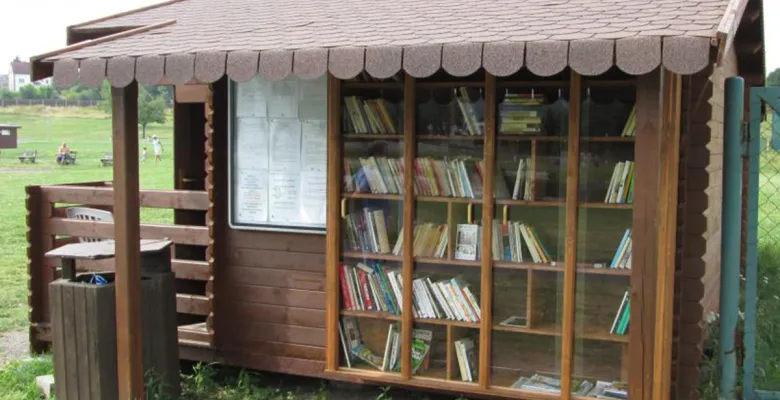 Pouliční knihovna areál Rolava