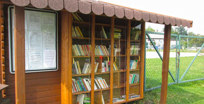 Pouliční knihovna na Rolavě opět v provozu