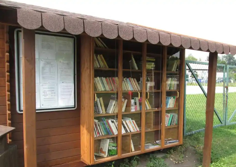 pouliční knihovna na Rolavě