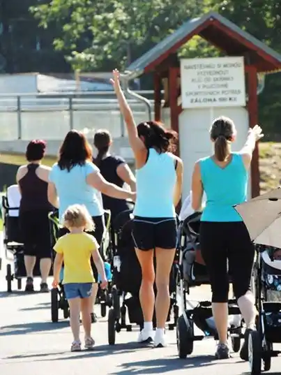Cvičení pro maminky s kočárky pokračuje na Rolavě do 13. října 2014 - s instruktorkou FITMAMI Terezkou