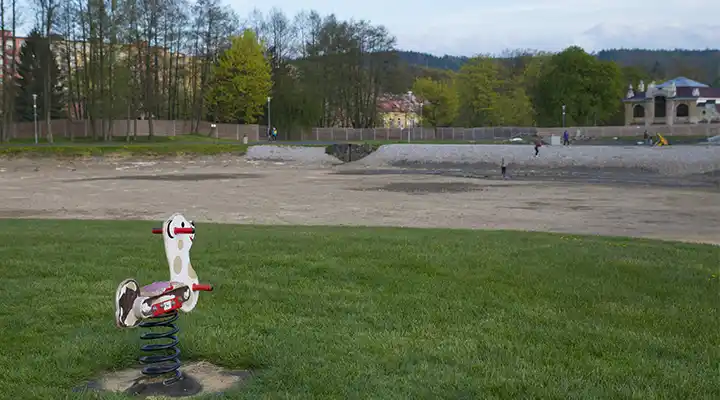 Nevstupovat na dna rybníků!!